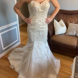 NWT essence of Australia gorgeous mermaid wedding gown. Size 6